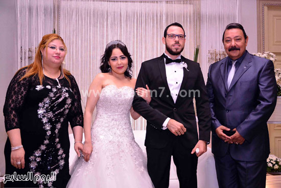 العروسان يتوسطان اللواء هانى إسماعيل وحرمه -اليوم السابع -8 -2015
