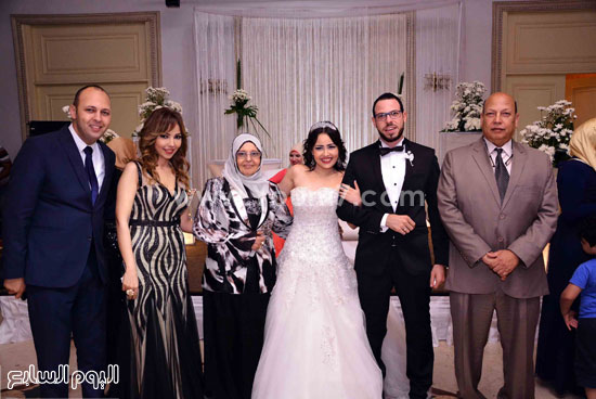 العروسان وأسرة العروس -اليوم السابع -8 -2015