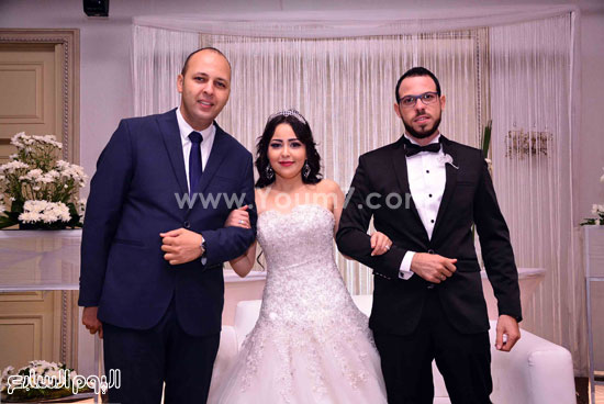 العروسان وشقيق العروس م.طارق عثمان  -اليوم السابع -8 -2015
