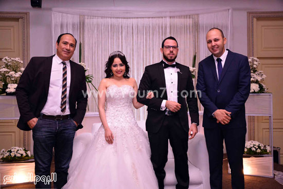 العروسان يتوسطان م.طارق عثمان والإعلامى محمد عباس -اليوم السابع -8 -2015