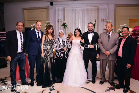 العروسان وأسرة العروس والإعلامى محمد عباس -اليوم السابع -8 -2015