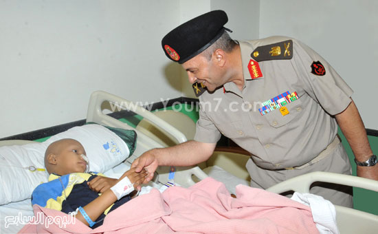  مدير الكلية الحربية يصافح أحد الأطفال بالمستشفى  -اليوم السابع -8 -2015