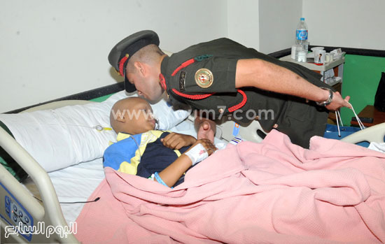  أحد طلبة الكلية الحربية يقبل رأس أحد الأطفال بالمستشفى  -اليوم السابع -8 -2015