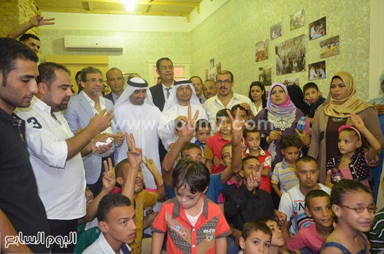  نائب سفير الإمارات والمخرج خالد يوسف مع أطفال جمعية يوسف حلمى -اليوم السابع -8 -2015