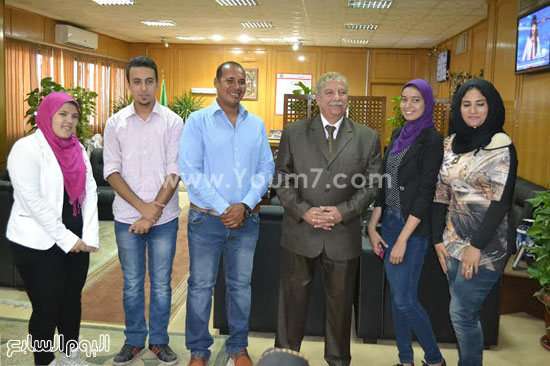 صورة جماعية مع الوفد والمحافظ -اليوم السابع -8 -2015