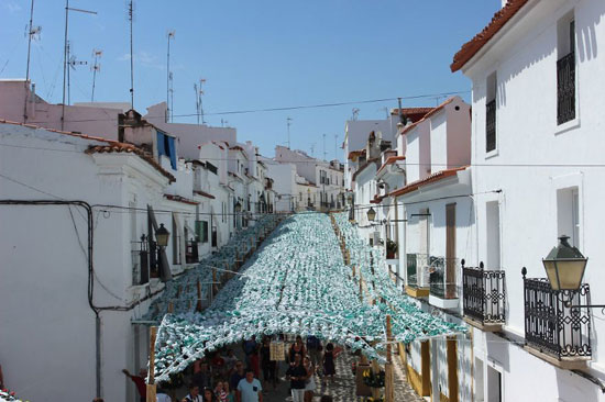 شوارع البرتغال تغطى بآلاف الأزهار الورقية الخلابة -اليوم السابع -8 -2015
