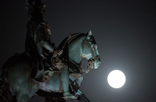 البدر يرتفع وراء تمثال الملك البرتغالى King Jose I فى وسط ساحة كوميرسيو لشبونة ليلة السبت -اليوم السابع -8 -2015