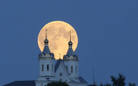 القمر يزين أبراج الكنيسة الأرثوذكسية فى بلدة نوفوغرودوك، 93 ميلا إلى الغرب من العاصمة روسيا البيضاء، مينسك -اليوم السابع -8 -2015