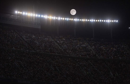 القمر يضىء أثناء مباراة فى الدورى الأسبانى لكرة القدم بين برشلونة وMalaga CFعلى ملعب كامب نو فى برشلونة -اليوم السابع -8 -2015
