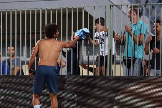 وردة يهدى قميصه لمشجع صغير -اليوم السابع -8 -2015