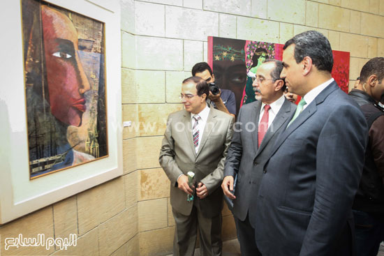 وزير الثقافة يشاهد إحدى لوحات المعرض -اليوم السابع -8 -2015