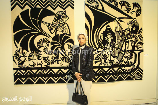 	الفنانة سهير عثمان بجانب أعمالها النسجية -اليوم السابع -8 -2015