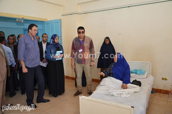  المحافظ يستمع لمريض داخل مستشفى سمسطا المركزى  -اليوم السابع -8 -2015