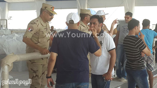 عمرو مصطفى مع قيادات من القوات المسلحة -اليوم السابع -8 -2015