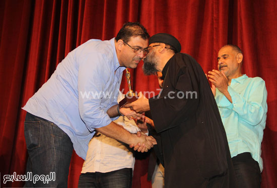 المخرج أحمد مدحت يتسلم درع تكريمه -اليوم السابع -8 -2015