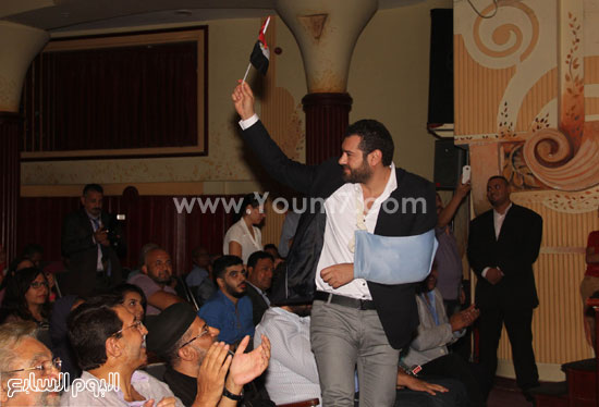 عمرو يوسف يداعب الجمهور بعلم مصر -اليوم السابع -8 -2015