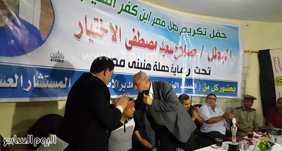 محافظ كفر الشيخ يقبل رأس مفتش المفرقعات  -اليوم السابع -8 -2015