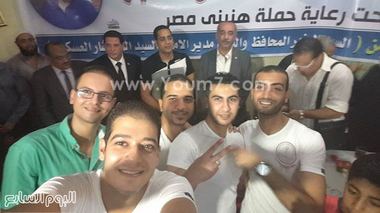 صورة سلفي لشباب حملة هنبني مصر مع المحافظ والاختيار وصحصاح -اليوم السابع -8 -2015