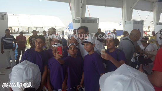 عمرو مصطفى مع أطفال الكورال -اليوم السابع -8 -2015
