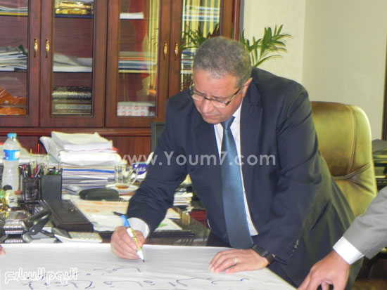  رئيس مصلحة الضرائب يوقع على علم مصر احتفالا بقناة السويس -اليوم السابع -8 -2015