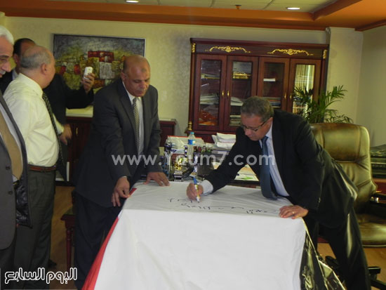  توقيع رئيس المصلحة عبد المنعم مطر على علم مصر  -اليوم السابع -8 -2015