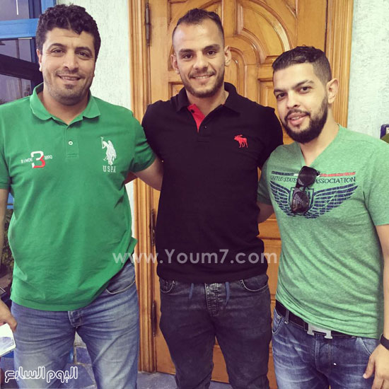 خالد قمر مع وكيلى أعماله ميدو حزين وسيد مرعى -اليوم السابع -8 -2015