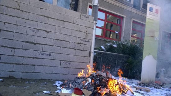 حرق الأوراق أمام المبنى -اليوم السابع -8 -2015