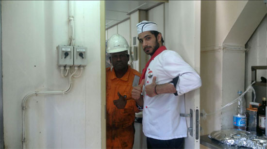 الشيف عبد الحميد أحمد مع أحد العاملين على الكراكات الهولندية -اليوم السابع -8 -2015