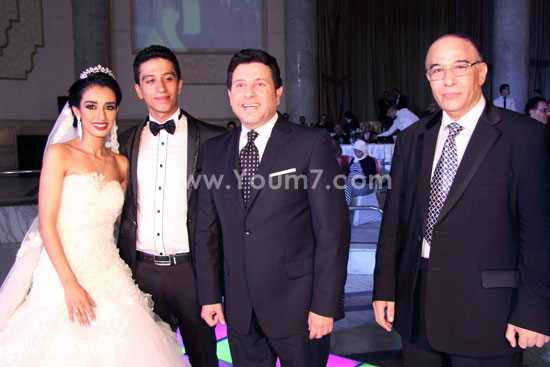 العروسان وهانى شاكر ووالد العريس عادل الموجى -اليوم السابع -8 -2015