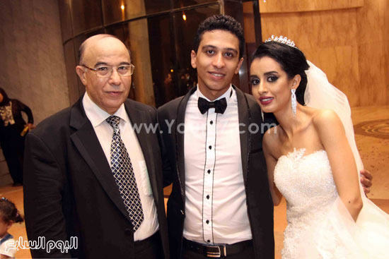العروسان ووالد العريس عادل الموجى -اليوم السابع -8 -2015