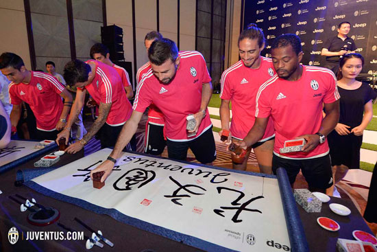  لاعبى يوفنتوس يكتبون أسماؤهم باللغة الصينية -اليوم السابع -8 -2015