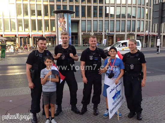 	الشرطة الألمانية تلتقط صورا بطفلين مصريين خلال المسيرة  -اليوم السابع -8 -2015