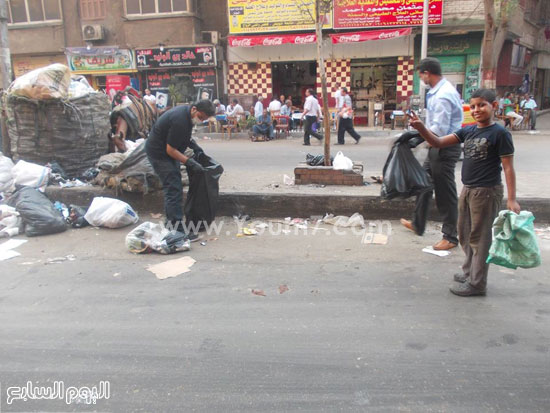 الشباب جمعوا القمامة ونظفوا المنطقة بالجهود الذاتية -اليوم السابع -8 -2015