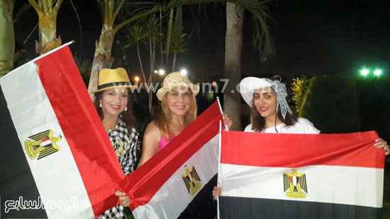 نادية الجندى ووفاء عامر وبوسى شلبى ترفعن أعلام مصر -اليوم السابع -8 -2015