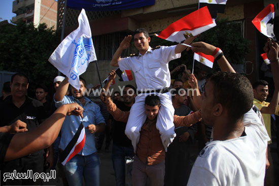 	ضباط الجيش يحتفلون بقناة السويس مع الشعب -اليوم السابع -8 -2015