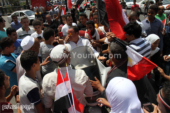 المزمار يرقص على أنغامه ضباط الشرطة مع الشعب -اليوم السابع -8 -2015