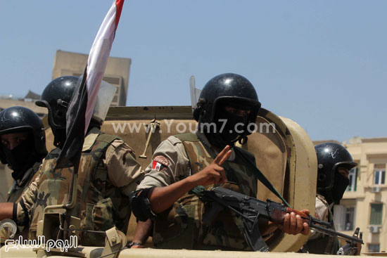 ضباط الجيش يرفعون علامات النصر -اليوم السابع -8 -2015