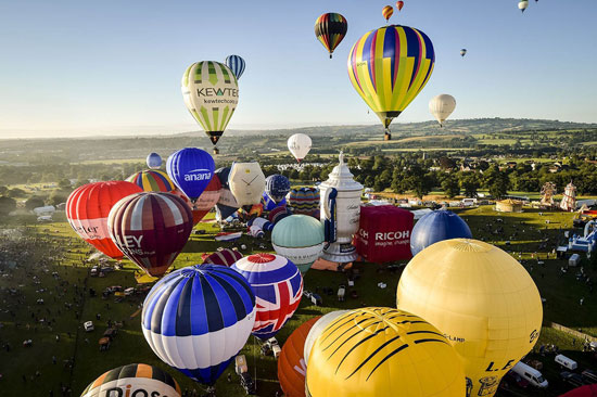 	مجموعة من البالونات الملونة فى سماء بريستول -اليوم السابع -8 -2015
