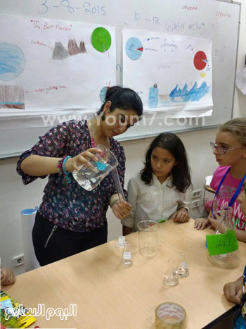 الأطفال يشاركون فى إجراء تجارب بجامعة أكتوبر للعلوم الحديثة -اليوم السابع -8 -2015