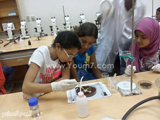 	الأطفال محبى العلوم أثناء التجارب بجامعة أكتوبر للعلوم الحديثة -اليوم السابع -8 -2015