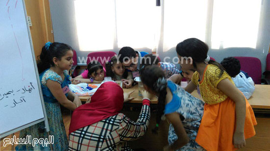 الأطفال يجرون تجربة معملية بجامعة الفيوم -اليوم السابع -8 -2015