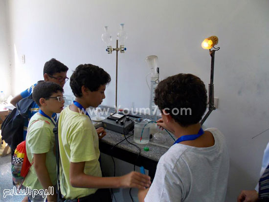 أطفال يجرون تجربة معملية بجامعة عين شمس -اليوم السابع -8 -2015