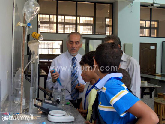 أستاذ يجرى تجربة عملية للأطفال بجامعة عين شمس -اليوم السابع -8 -2015
