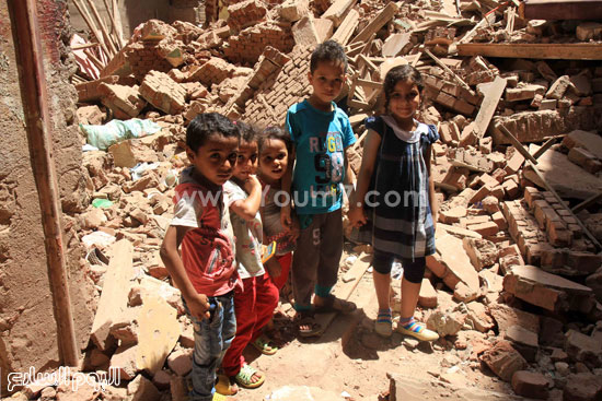سيد وأطفال الشارع يلعبون أمام العقار المنهار -اليوم السابع -8 -2015