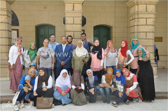 أعضاء المبادرة مع المرشد السياحى بمتاحف قصر عابدين  -اليوم السابع -8 -2015