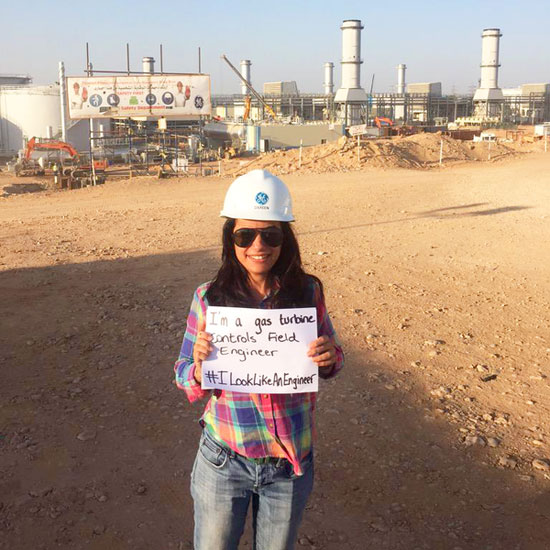 مهندسة مدنية تشارك فى الحملة من موقع عملها -اليوم السابع -8 -2015