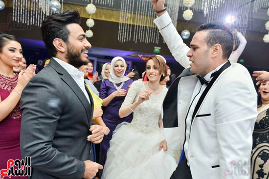  تامر حسنى يفاجئ ابنة الشهيد مصطفى إبراهيم الخطيب فى حفل زفافها (2)