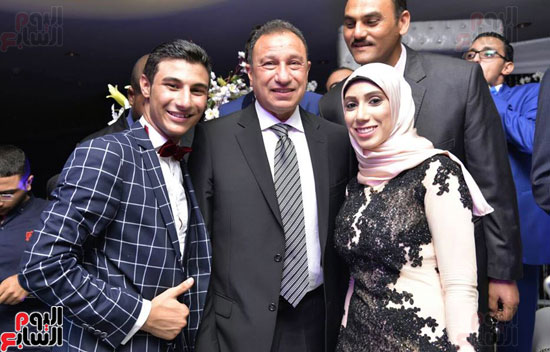 تامر حسنى يفاجئ ابنة الشهيد مصطفى إبراهيم الخطيب فى حفل زفافها (11)