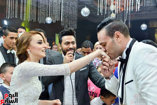  تامر حسنى يفاجئ ابنة الشهيد مصطفى إبراهيم الخطيب فى حفل زفافها (3)