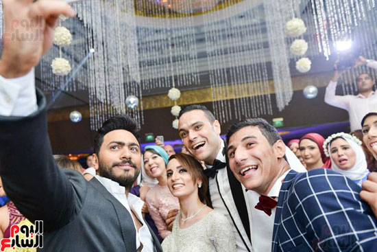  تامر حسنى يفاجئ ابنة الشهيد مصطفى إبراهيم الخطيب فى حفل زفافها (4)